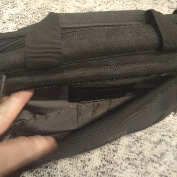 Targus Laptop bag – messenger style with handles and removable strap - Picture 4 of 6